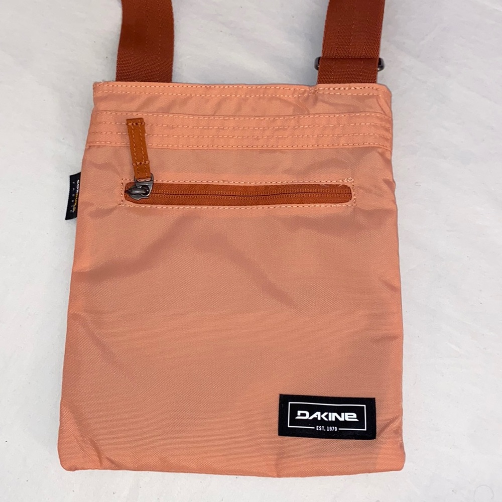 NEW Dakine sporty cross body bag.
